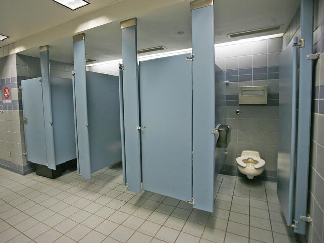 depois de colocar câmeras escondidas no banheiro das mulheres