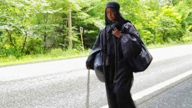 Wanita Misterius Serba Hitam Hebohkan Masyarakat Amerika