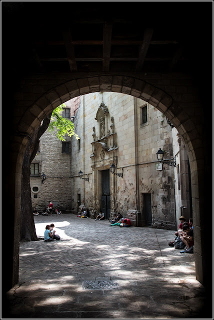 Plaça de Sant Felip Neri, Barcelona: personas dibujando bocetos