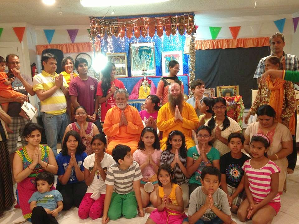 Bhagavad Gita class led by Jagadguru Kripalu ji Maharaj at Pasadena Hindu Temple