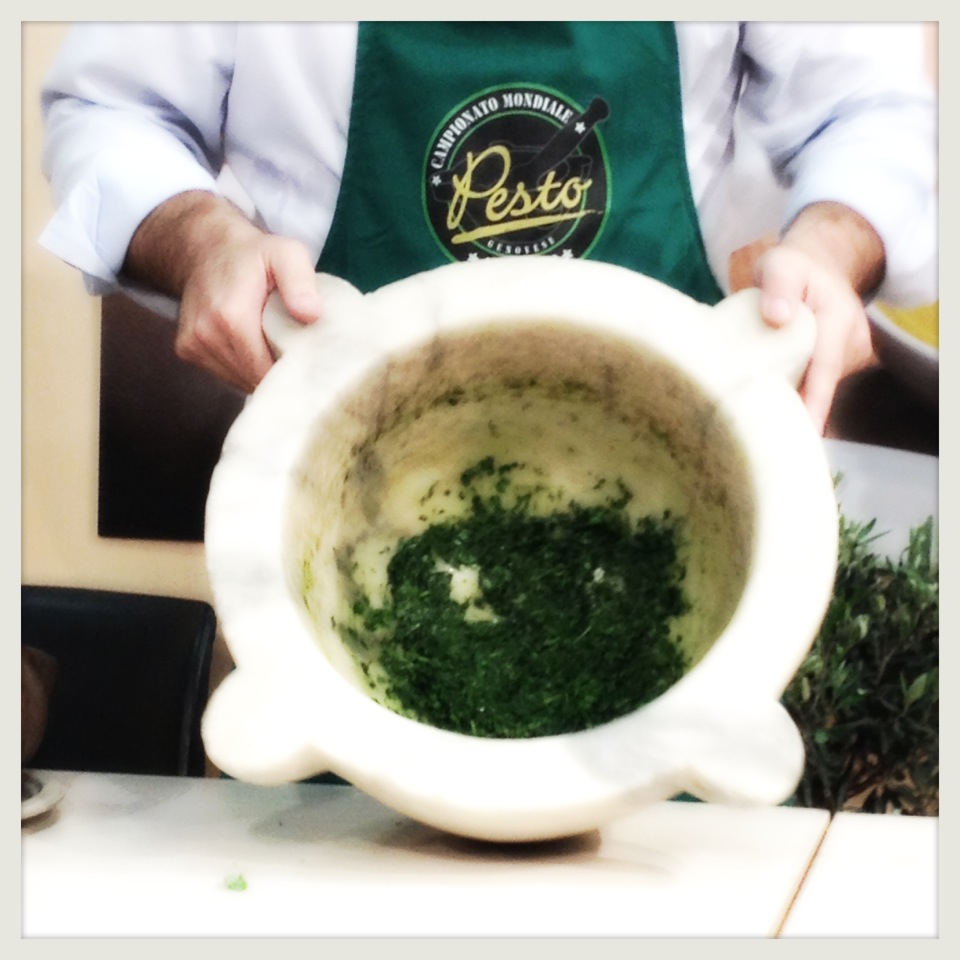 LE CINQUE ERBE Lezione di Pesto Genovese al Mortaio con Roberto Panizza