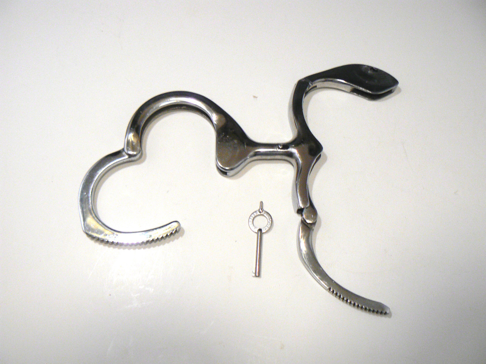 RestraintsBlog Pratt Handcuffs Nipper ComeALong