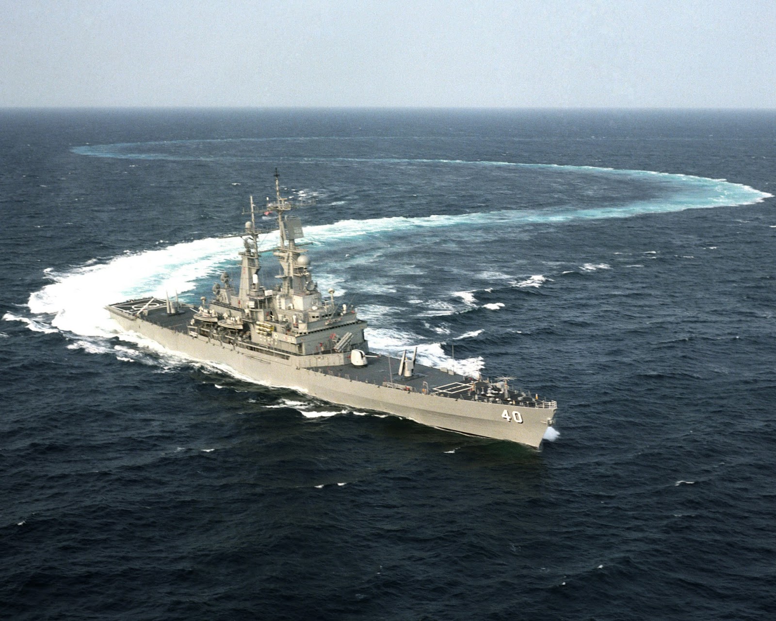 USS_Mississippi_%2528CGN-40%2529_stbd_bow_view_executing_a_turn.jpg