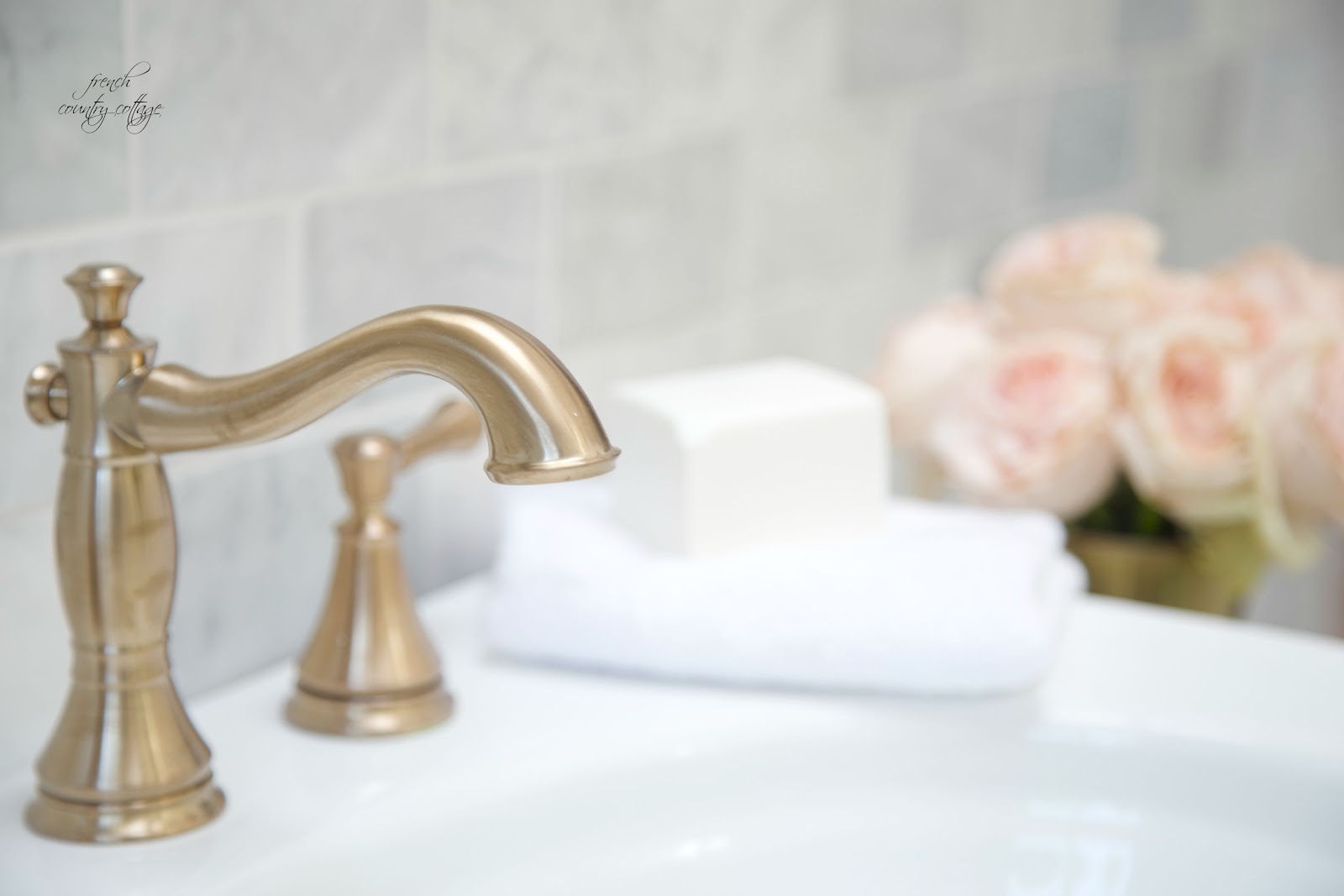 Details The perfect pedestal sink FRENCH COUNTRY COTTAGE