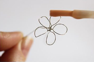 [Image: vong-tay-cuc-de-thuong-tang-ban-gai-5.jpg]