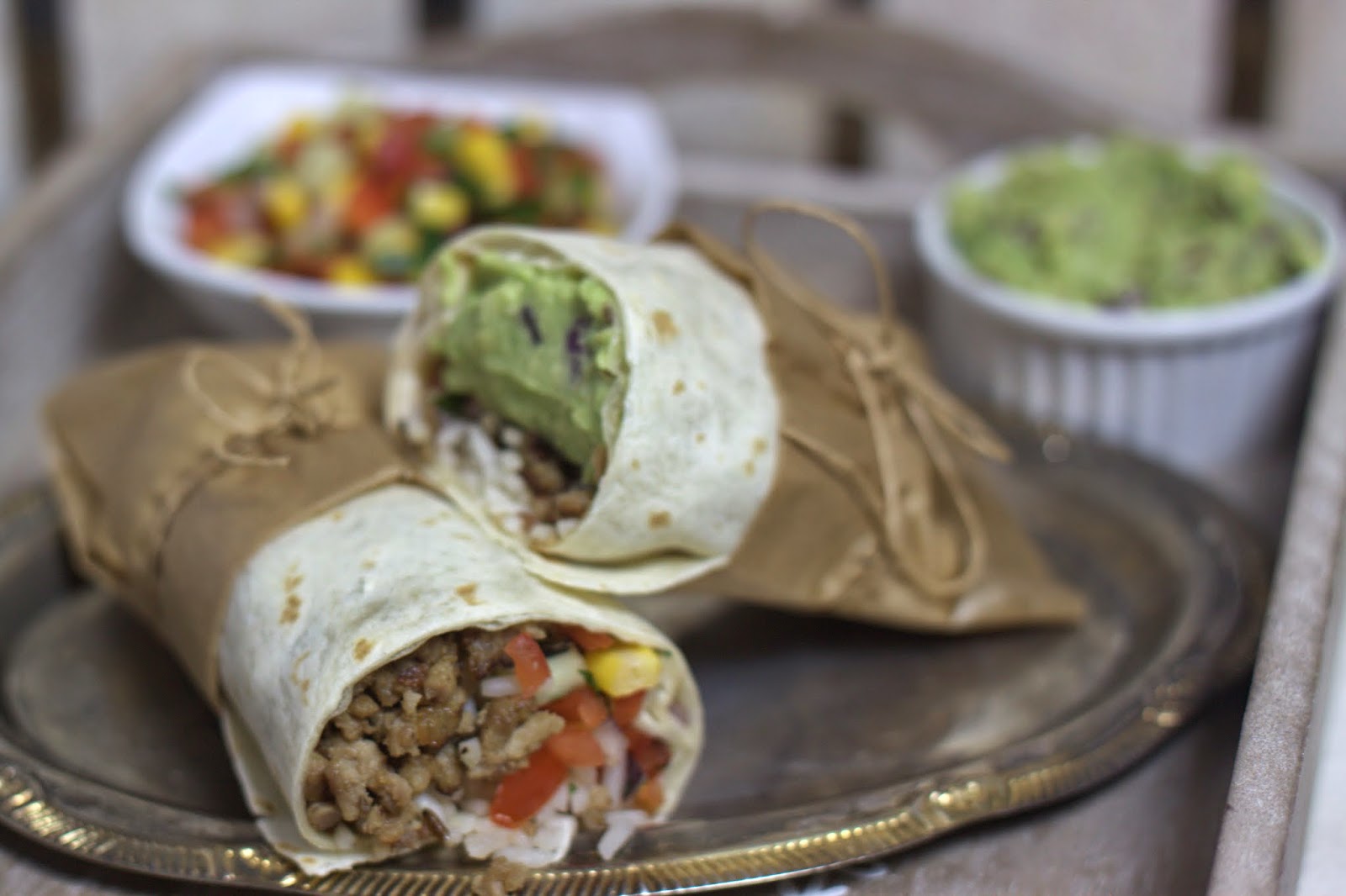 Burrito z kolorową salsą i guacamole