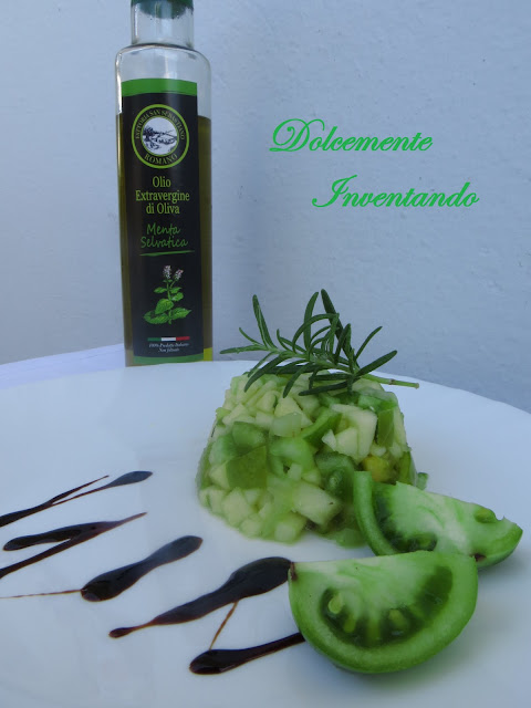 tartare rinfrescante alla mela, sedano e pomodori verdi con rosmarino e olio alla menta selvatica