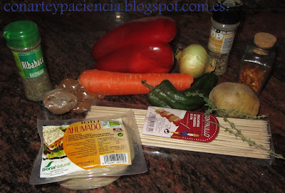 Pinchitos de verdura y tofu ahumado