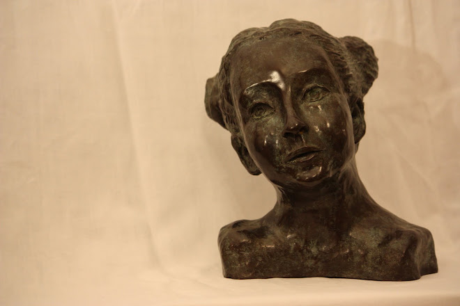 La jeune fille aux macarons (Bronze)