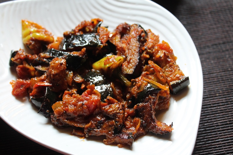 Baingan Masala Recipe / Fried Brinjal Masala Recipe Yummy Tummy