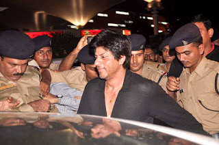 Shahrukh Khan & Juhi Chawl spotted at the airport