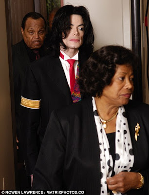 HeavensGladYouCame: Quando a mãe pegou os sapatos de Michael, um dia, ela notou sola aberta ... MJ+2005+Trial+53