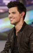 Taylor Lautner canta una melodía cuando hace una presentación en el programa .