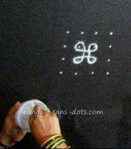 drawing the central patterns easy-kolam-step-5.jpg