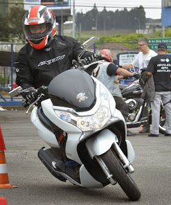 Sim, Scooter faz muita curva. Curso dia 28 de Setembro de 2014