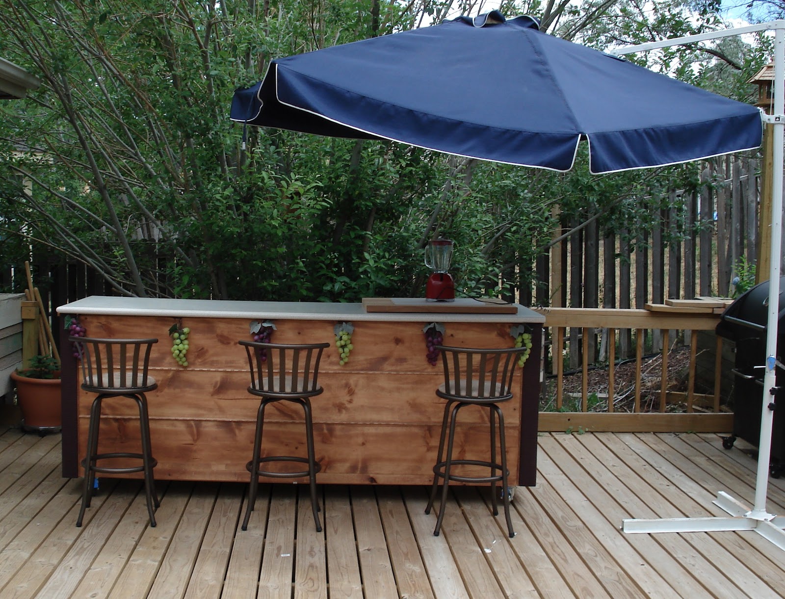 bar idea love the planks Diy outdoor bar, Outdoor bar table, Outdoor bar