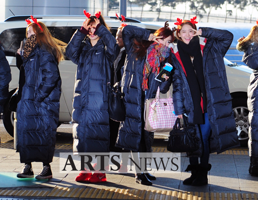 [PIC][24-12-2012]SNSD khởi hành đi Nhật Bản vào sáng nay + 8 thành viên đeo bờm giáng sinh trước sân bay + Sunny vắng mặt vì ốm %EA%B3%B5%ED%95%AD+(51)
