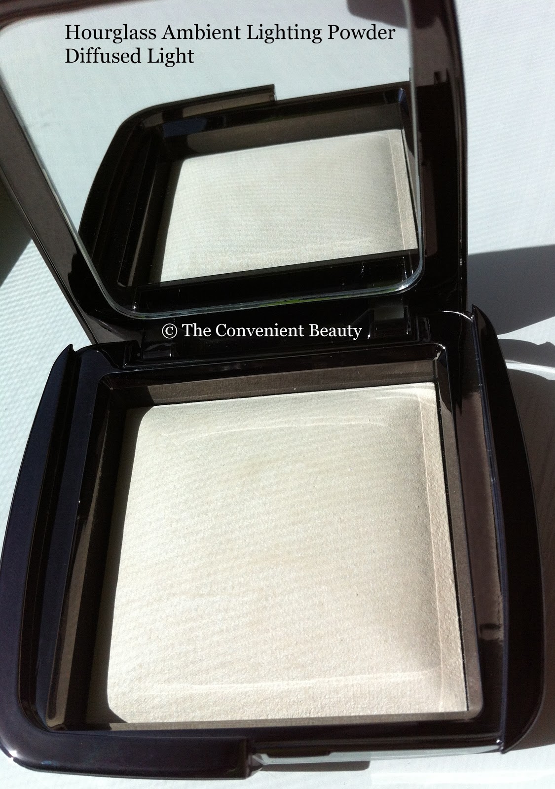 The Convenient Beauty Preview Hourglass Ambient Lighting Powder in
