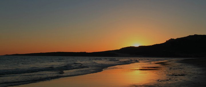 Playa de bolonia, puesta de sol.