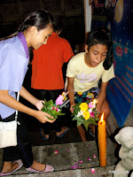 LOY KRATHONG. FLORES EN EL AGUA, BANGKOK. TAILANDIA