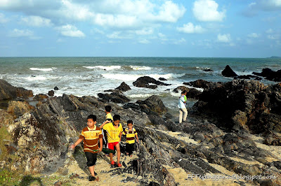 Pantai Pandak Budak-budak bermain air