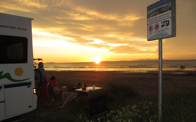 Freedom camping ved Raumati Beach i New Zealand