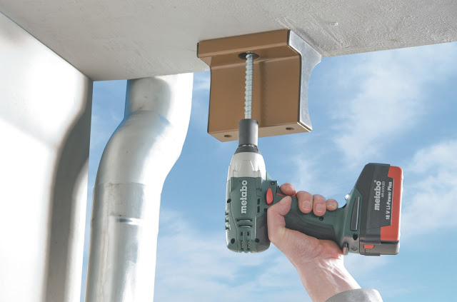 Máy khoan bắt vít va đập dùng pin SSD 18 LT