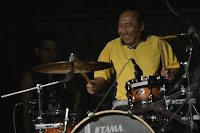 5 Drummer Terbaik Indonesia Banyak sekali drummer hebat di Indonesia, dengan skill dan talenta luar biasa. Namun dari sekian banyak drumer hebat, siapa yang pantas disebut sebagai drummer terbaik? Terbaik dalam persfektif saya adalah tidak hanya soal skill dan kualitas teknis. Tapi juga merujuk pada konsistensi, pengaruhdan dapat menjadi inspirasi banyak orang. Dari sekian banyak drummer hebat di Indonesia, ada 5 drummer yang pantas disebut yang terbaik. 1. Setyo Nugroho. Setyo Nugroho, atau lebih sering disebut dengan nama Tyo Nugros, mulai dikenal setelah menjadi drummer dari grup band Dewa, namun pada tahun 2008 tyo hengkang dari grup band yang sudah membesarkan namanya tersebut. Tyo pernah belajar drum secara formal di Sekolah Musik Farabi ketika SMP, disan ia pernah diajar oleh Keenan Nasution dan Gilang Ramadhan. Tyo kuliah di Percussion Institute of Technology dan Musicians Institute Hollywood, Amerika Serikat. Sewaktu kuliah itulah ia bertemu dengan banyak drummer kenamaan dan sekaligus belajar dari mereka. Salah satunya adalah Matt Laug, ia turut andil dalam membentuk karakter pukulan drum Tyo. 2. Gerry Herb. Gerry Herb adalah salah satu drummer ternama di Indonesia, tapi mungkin ia lebih dikenal di kalangan musisi. Gerry pernah menjadi drummer dari band ALV yang digawangi juga oleh Nugie. Permainan drum dan cara memegang stick drum Gerry cukup khas. Ia juga dipercaya oleh Yovie Widyanto untuk menjadi additional drummer [ada setiap pertunjukannya. 3. Rajasa Ikmal Tobing (Ikmal Tobing). Ikmal Tobing adalah anak dari Jelly Tobing, yang juga merupakan salah satu pemain drumm terbaik Indonesia. Rambut mowhak dan gaya yang enerjik saat bermain drum menjadi ciri khas dari ikmal. Ikmal merupakan drummer muda yang saat ini sedang dikagumi masyarakat Indonesia. Jadi tidak salah jika ia menjadi salahsatu drummer terbaik Indonesia.