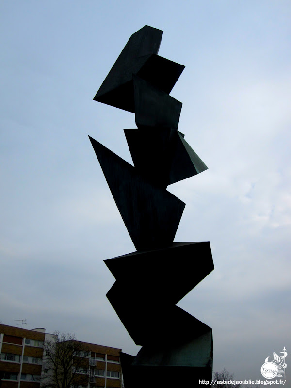 Vaucresson - Résidence de Vaucresson  Architecte:  Henry Pottier  Sculpture: André Bloc - 1958  Mosaïque: H. Stragiotti - 1962