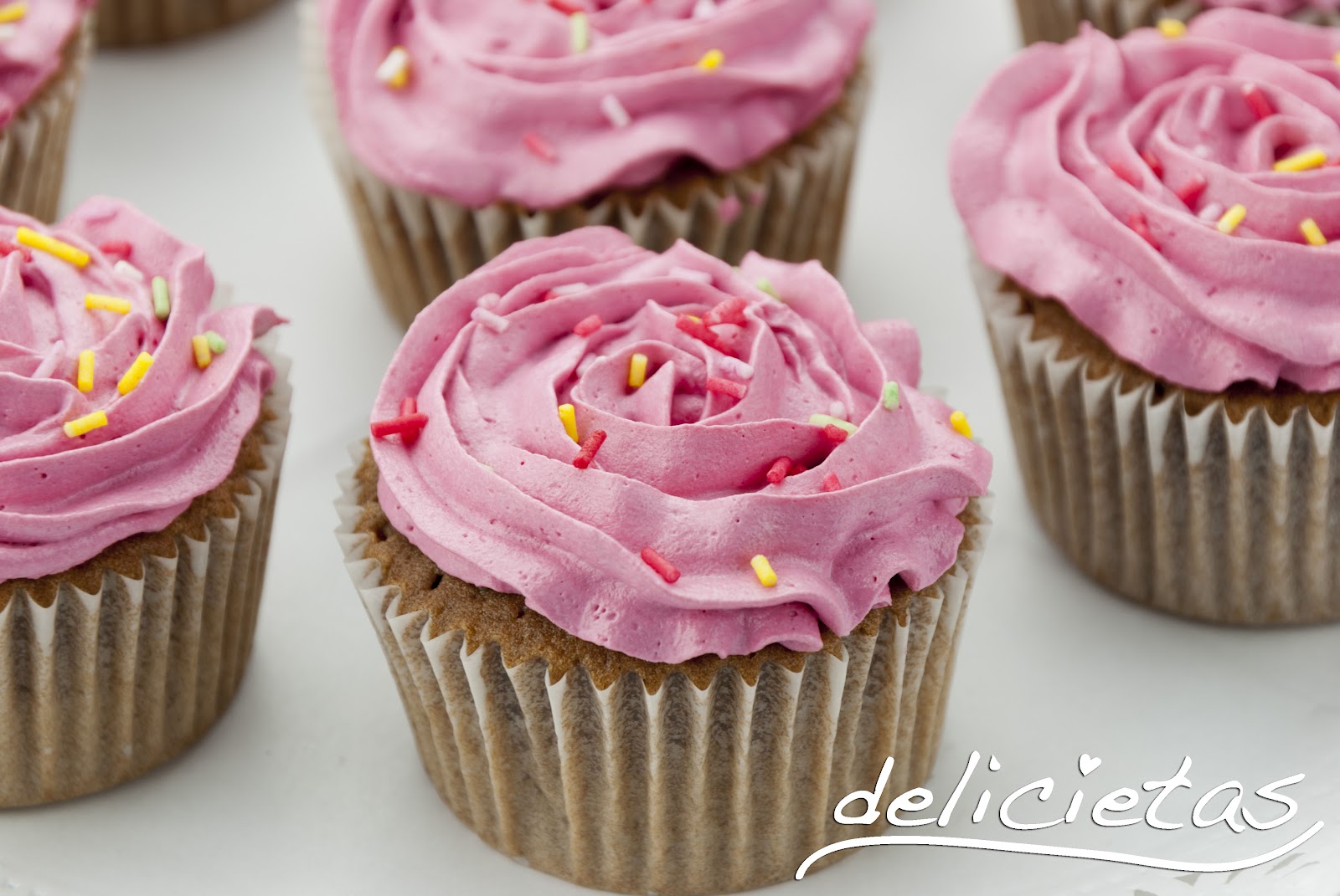 www.delicietas.es: Cupcakes de chocolate con buttercream rosa de vainilla