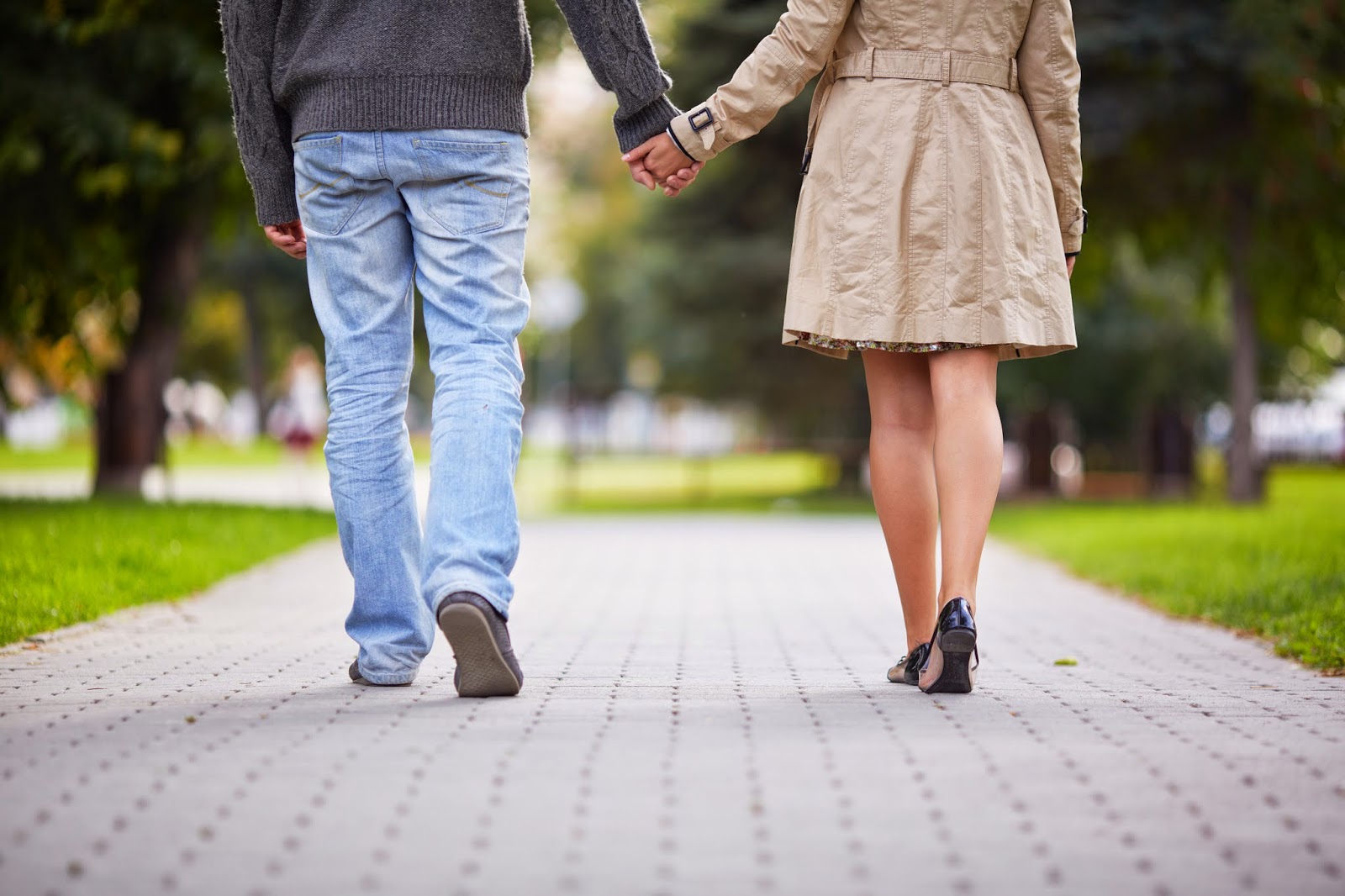 Жена в прозрачной юбке гуляет по парку с мужем фото