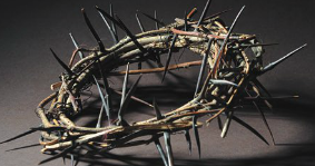 Resultado de imagem para A crucificação começa: a Jesus é oferecido vinho com mirra, uma mistura para aliviar a dor. Jesus se recusa a beber. Simão é ordenado a colocar a barra no chão e Jesus é rapidamente jogado de costas, com Seus ombros contra a madeira. Os soldados procuram a depressão entre os ossos de Seus pulso. Ele dirige um pesado,