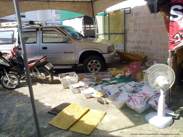 Sorting mail Thai style