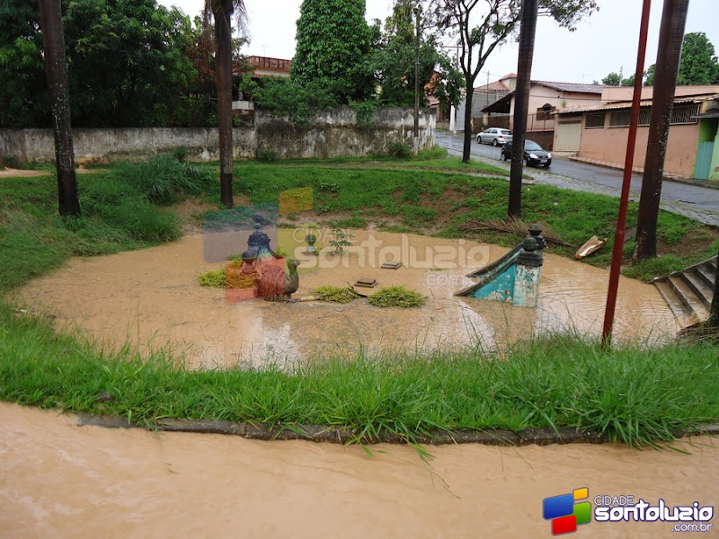 Coxita, figura de Santa Luzia nada na Fonte dos Camelos inundada em Santa Luzia (MG)