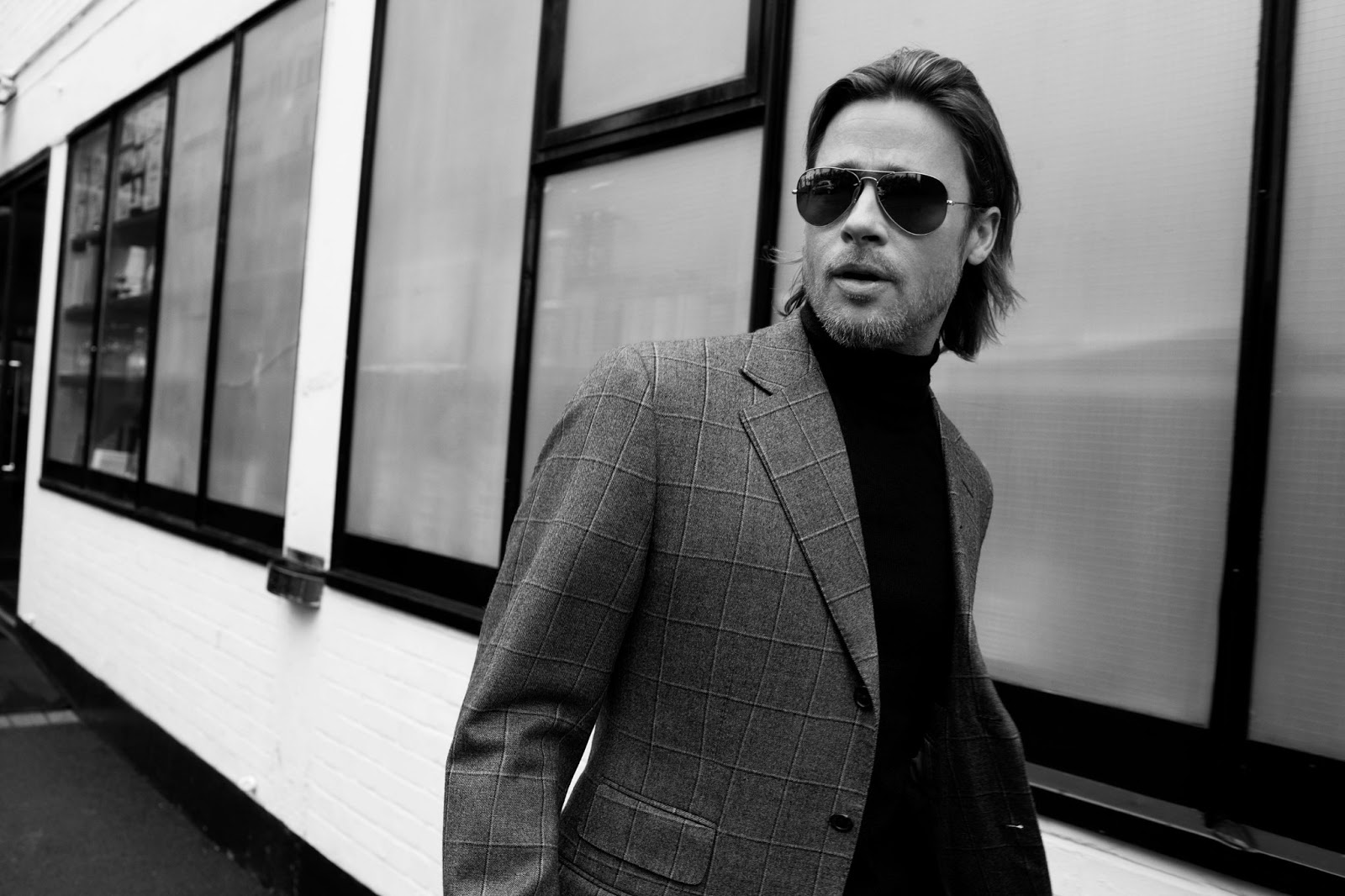 http://2.bp.blogspot.com/-HWPckBnXsHI/UPwYOA78SvI/AAAAAAABDg8/S5cefEoJiPw/s1600/Brad-Pitt-by-Greg-Williams-003.jpg