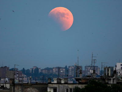 Foto Spektakuler Gerhana Bulan Total