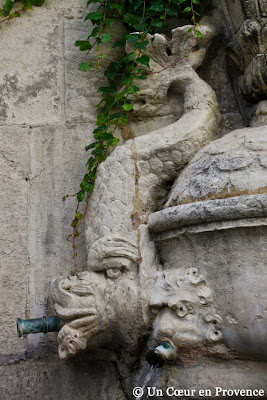 Détail d'un dauphin de la fontaine de Nostradamus à Saint-Rémy-de-Provence
