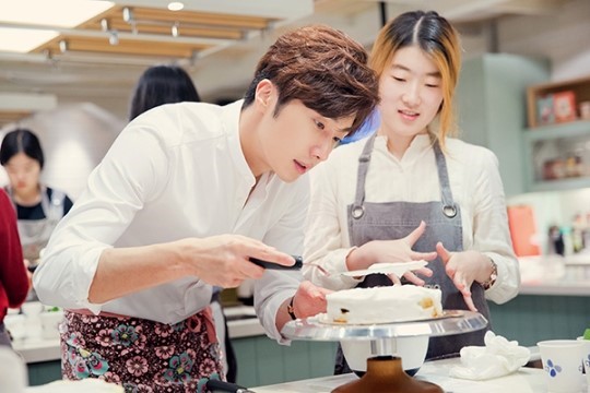 Jung Il Woo held a baking class to celebrate his birthday