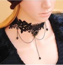 Es un nuevo término inglés para imprescindible este año, consistente en collares cortos y pegados al cuello.