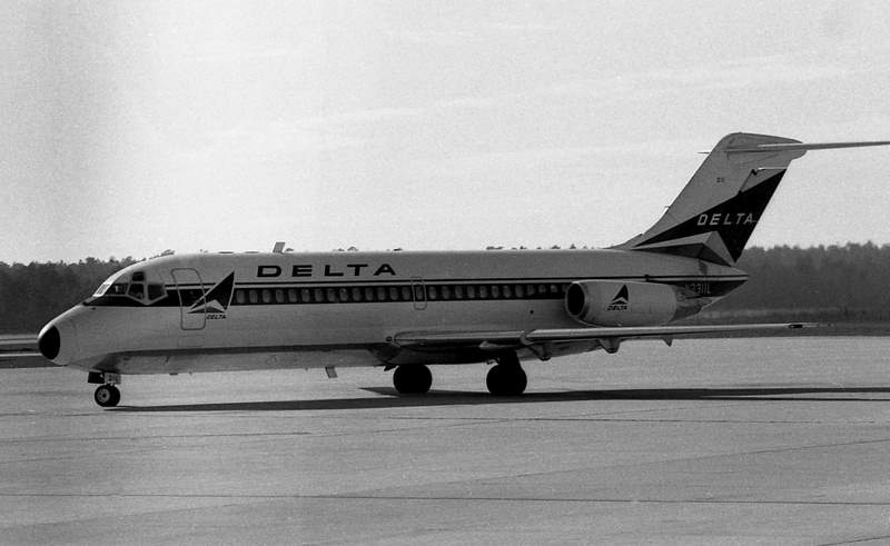 Delta_DC-9-10_at_Columbia_in_1973.jpg
