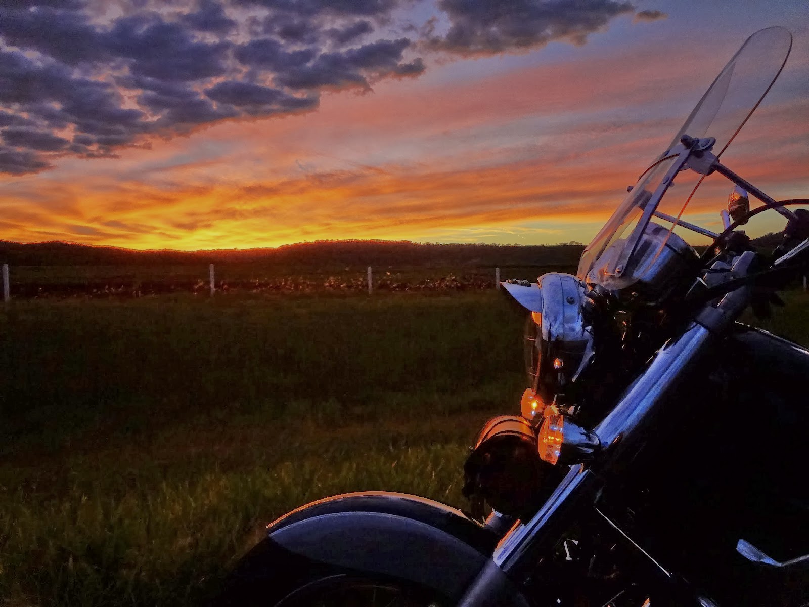 2.700km e 11 dias em duas rodas Relato da viagem de 2.700km em duas rodas pelo interior do Brasil. Uma viagem de moto por Goiás, Pirenópolis, Goiânia, Alexânia e Brasília.