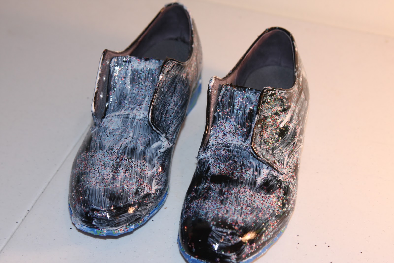 the DIY GLITTER SHOES
