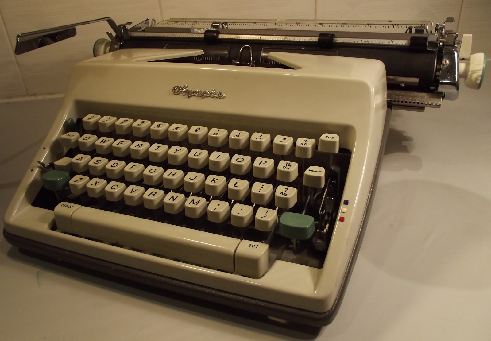 oz.Typewriter 1966 Olympia SM9 Typewriter