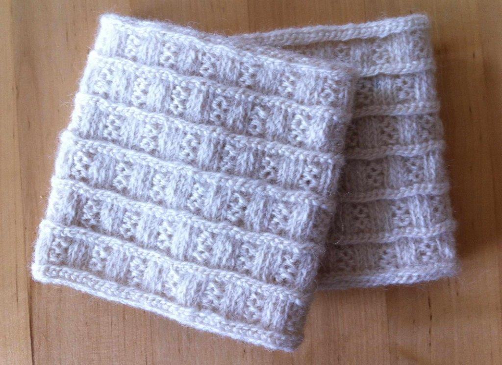 Lappone: White Wrist-warmers in twined knitting