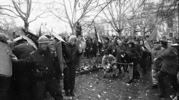 ТАРАЛЕЖ: На тази дата: 10.1.1997 г. Протестно шествие на опозицията щурмува  сградата на парламента