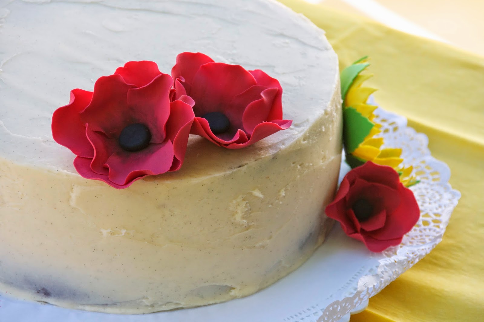Tarta de vainilla Tarta de vainilla decorada amb flors de sucre