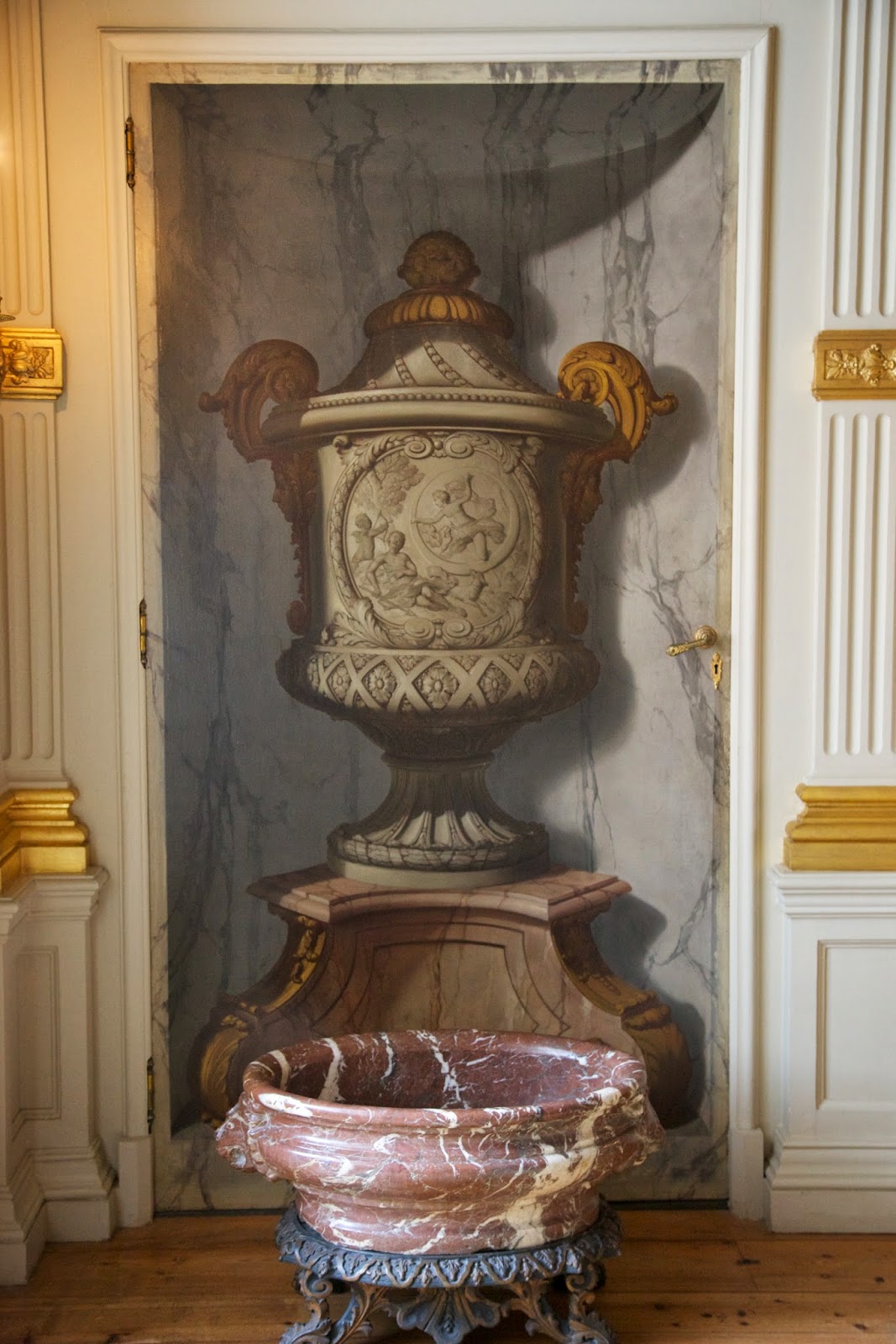 a comparison of the versailles and the escorial palaces similarities and differences After visiting chateau versailles in 1717, peter the great returned to his from gardens to gilded stairwells and grand entrances, we compare. a comparison of the versailles and the escorial palaces similarities and differences After visiting chateau versailles in 1717, peter the great returned to his from gardens to gilded stairwells and grand entrances, we compare.