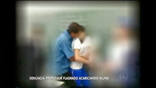 Veja Vídeo) Professor é flagrado acariciando aluna em sala de aula 