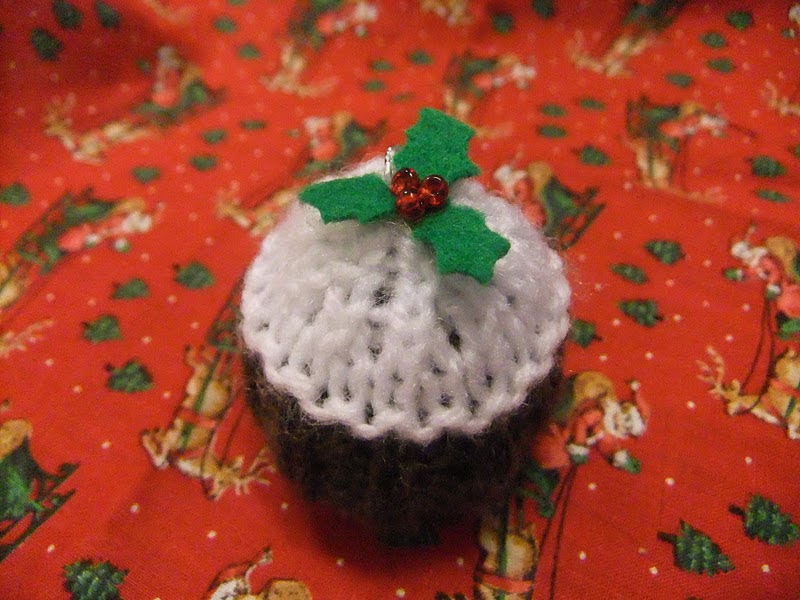 Apple Tree Crafts: Free knitting pattern - tiny Christmas pudding