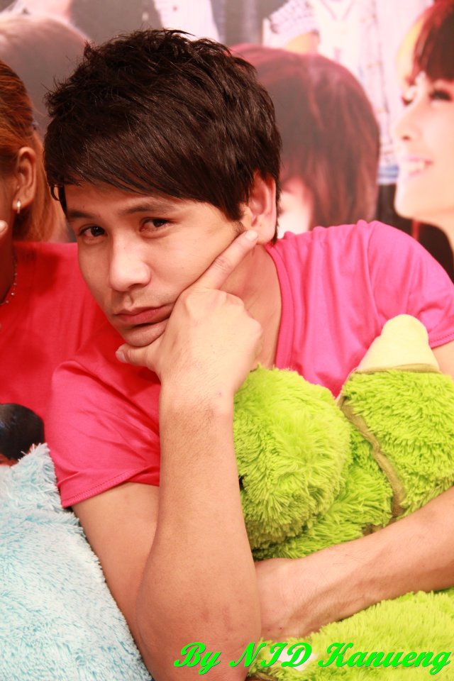 ไผ่ พงศธร